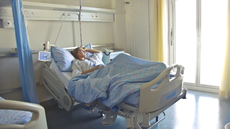 Bolniška postelja za uporabo v zdravstvenih ustanovah.